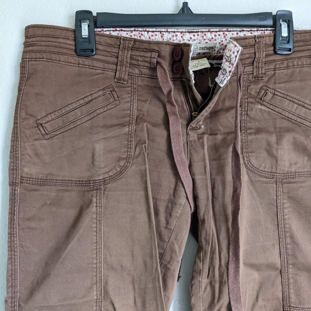 Refuge brown cargo capris size 9